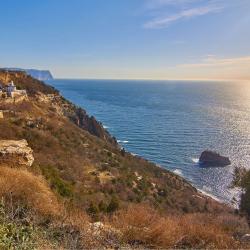 Яшмовый - живописный пляж для купания в открытом море